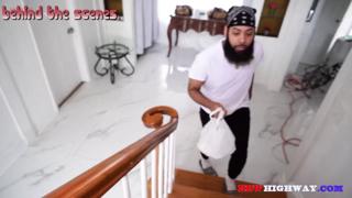Dark-Skinned Plusize Mommy Shows Her Curves