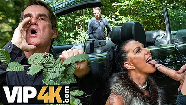 ′Texas Patti Spreads Her Wicked Thighs for milf Mortals in Public′