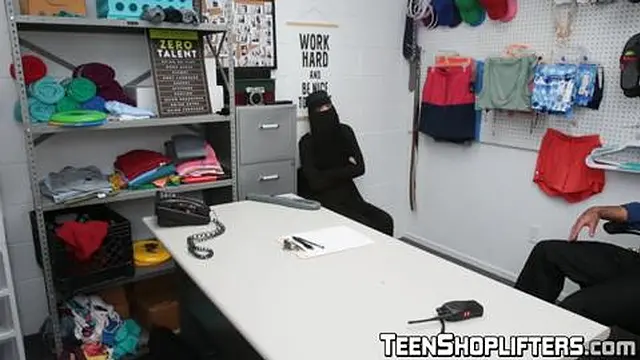 Delilah Day pleasures Justin Magnums with a deepthroat