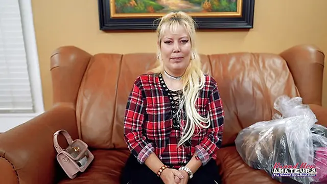 Hot Blonde MILF Nikki J Gets BJ And Her Twat Fucked