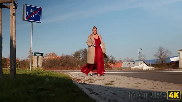 MATURE4K nerd meets and hooks up with a HOT MOM 